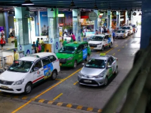 Thấy gì từ cuộc đổi ngôi giữa Xanh SM, Grab và taxi truyền thống?