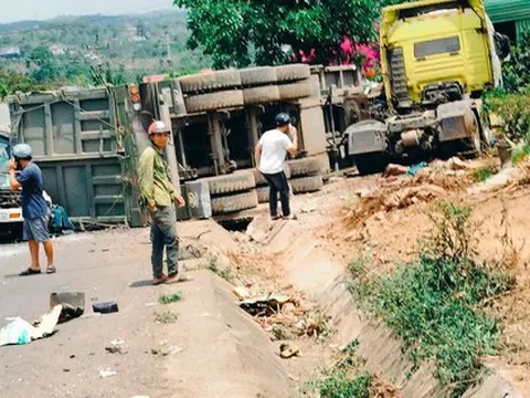 Tai nạn kinh hoàng giữa 4 ô tô ở Đắk Nông