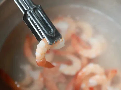 Bạn có thường rã đông tôm kiểu này không? Bác sĩ thở dài: Chẳng trách ăn không ngon còn mất bao dinh dưỡng!