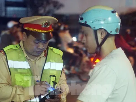 Hà Nội: Uống 4 cốc bia xong đi giao hàng cho vợ, nam tài xế xe máy bị phạt nặng