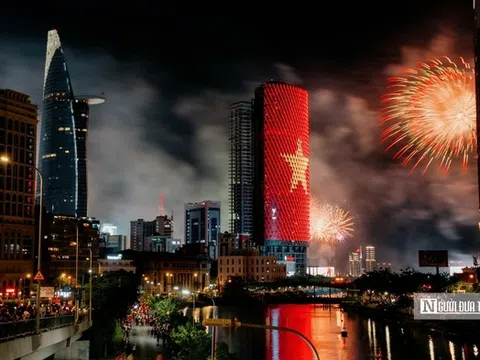 Mãn nhãn với màn pháo hoa rực rỡ trên bầu trời Tp.HCM đêm 30/4