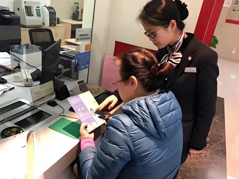 Người phụ nữ gửi tiết kiệm 3,5 tỷ đồng lãi suất 5%/năm, 5 năm sau đến rút tài khoản còn 0 đồng nhưng ngân hàng khởi kiện: “Chúng tôi mới là người bị lừa”