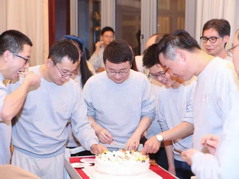 Bạn học giàu có mời họp lớp, đãi tiệc, chỉ mình tôi không được mời: Ban đầu giận dữ, sau lại cảm thấy may mắn
