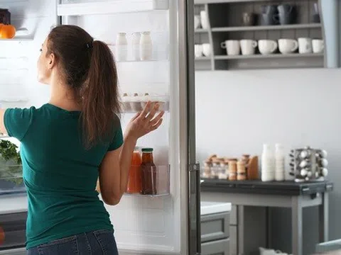 Bác sĩ đến chơi nhà, vừa mở tủ lạnh ra bỗng thét lên: “Trời ơi, mầm bệnh ung thư ở ngay đây!”