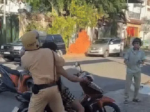 Clip ghi lại cảnh kinh hãi, người đàn ông chạy xe máy cầm rựa “múa” loạn xạ trên đường