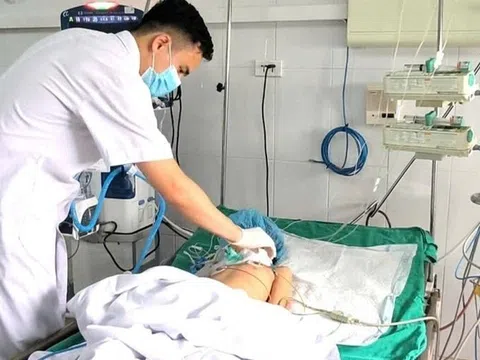 Bé gái nguy kịch vì một vết thương nhỏ ở chân