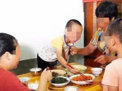 Đưa con về quê nghỉ lễ, tôi điếng người trước câu nói của đứa trẻ trong bữa ăn, ngượng đến mức muốn chui xuống đất
