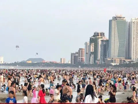 Biển người ở các bãi tắm Đà Nẵng và phố cổ Hội An dịp lễ 30/4-1/5