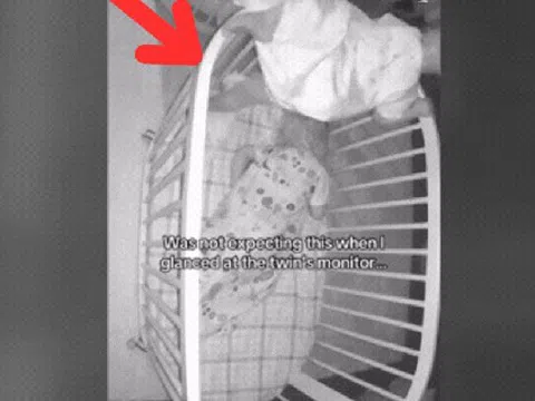 Kiểm tra camera phòng của con sáng sớm, bà mẹ ngay lập tức bật khóc khi thấy cảnh này: "Đó là điều tuyệt vời nhất tôi từng thấy trên Internet"