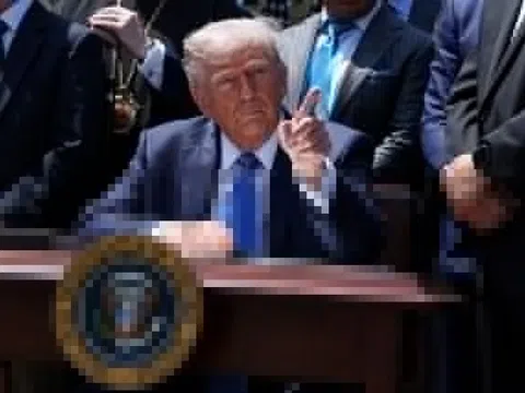 Ông Trump vật lộn để giải thích dữ liệu kinh tế yếu kém