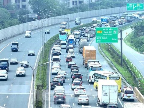 Lượng xe đổ về cửa ngõ Hà Nội và TPHCM tăng cao, có nơi 4 lần xả trạm thu phí