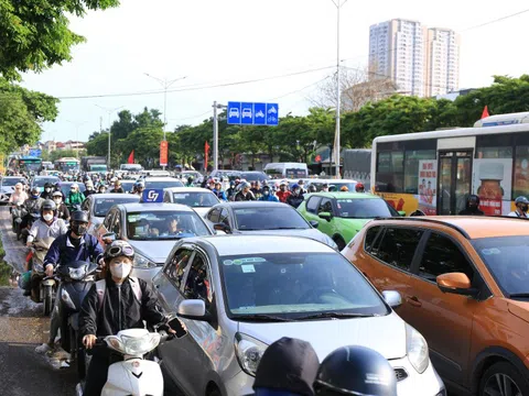 Buổi chiều của ngày nghỉ lễ cuối cùng và đây là cảnh tượng trên đường phố Hà Nội