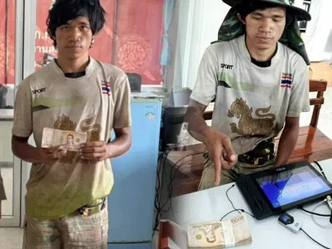 Đi nhặt rác, người đàn ông phát hiện cục tiền mặt bên lề đường