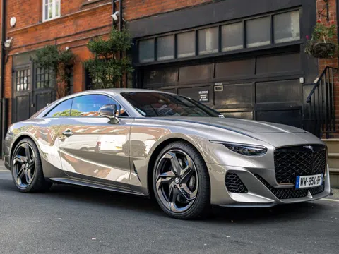 Siêu phẩm Bentley Batur hơn 3 triệu USD lăn bánh tại Anh