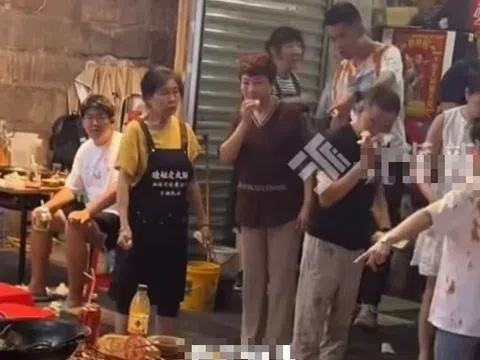 Mèo hoang rơi vào nồi lẩu đang sôi, chủ quán có cách xử lý bất ngờ