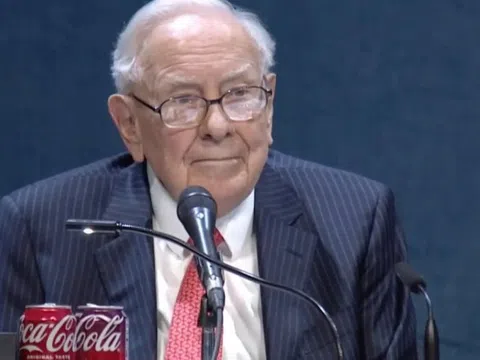 Warren Buffett: Mới đi làm từng quan tâm tới lương, thay vào đó hãy tập trung vào một 'yếu tố cực kỳ quan trọng' khác