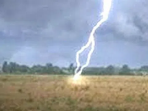 Đang làm rẫy, mẹ cùng con trai bị sét đánh tử vong