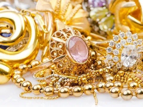 Phát hiện túi đen chứa 5 chỉ vàng cùng nhiều trang sức, đá quý bị bỏ quên trên tàu