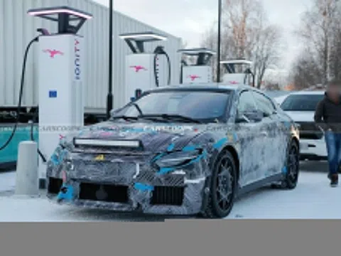 Siêu xe điện đầu tiên của Ferrari lỡ hẹn