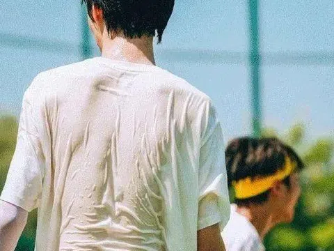 Trò chuyện với bác sĩ, tôi nhận ra trước giờ mình vẫn "quấn chăn giữa mùa hè" vì mặc quần áo theo 4 kiểu này