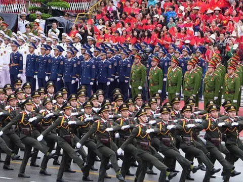 Hàng vạn người đội mưa tham gia diễu hành chào mừng 70 năm Ngày giải phóng Hải Phòng