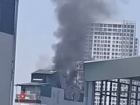 Hà Nội: Cháy nhà cao tầng trong ngõ Triều Khúc, nhiều người bỏ chạy ra ngoài