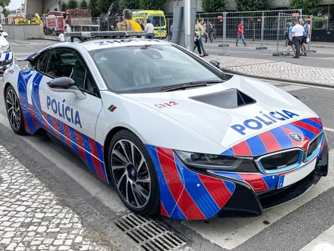Cận cảnh BMW i8 phiên bản cảnh sát tại Bồ Đào Nha