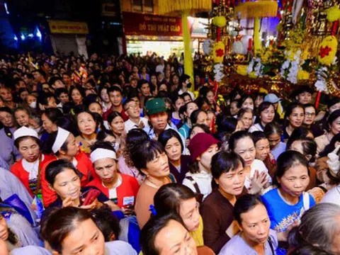 Hàng ngàn người xếp hàng xuyên đêm chiêm bái xá lợi Đức Phật