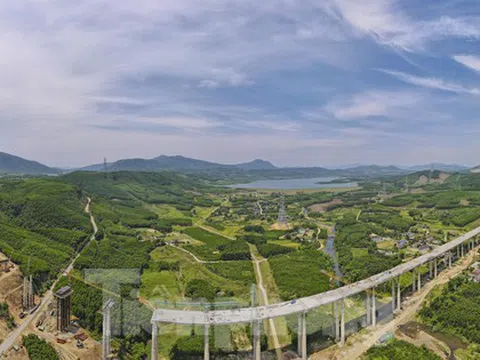 Diện mạo cầu vượt thung lũng trên cao tốc qua Hà Tĩnh sắp thông xe