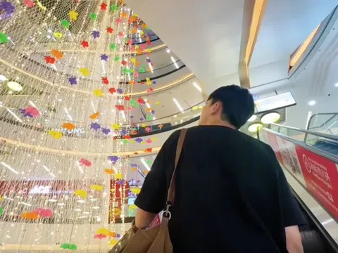 Đến Vạn Hạnh Mall những ngày này, 10 người thì cả 10 đều vô thức làm một việc giống hệt nhau