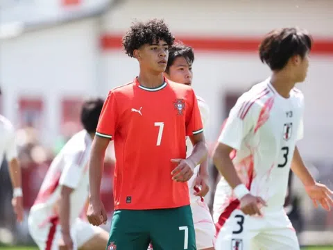 Làng bóng đá thế giới phát sốt vì con trai Ronaldo thi đấu, lũ lượt kéo đến sân để chiêm ngưỡng