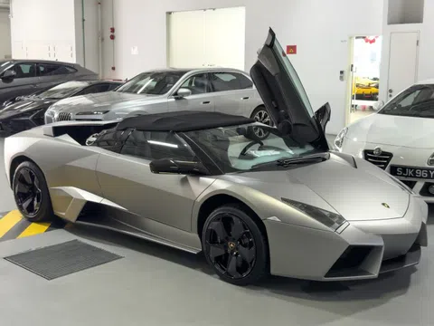 Bộ đôi siêu xe Lamborghini Reventon Roadster của hoàng thân Malaysia
