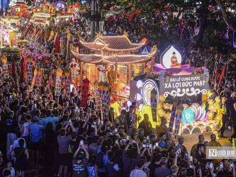 Cung rước trang nghiêm Xá lợi Đức Phật qua nhiều tuyến phố Hà Nội