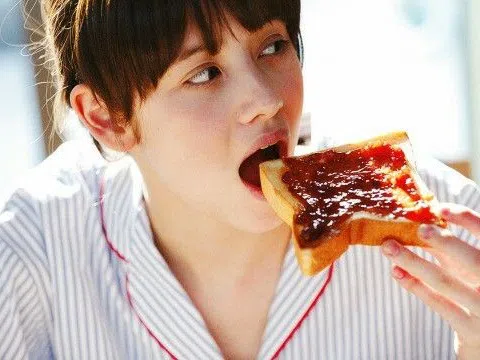 Sáng dậy đói cồn cào cũng không ăn 4 loại bánh mì này: Cắn 1 miếng là tự cộng thêm hàng tá bệnh