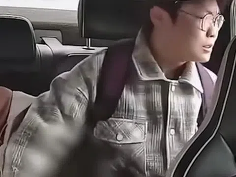 Vừa lên xe đi thi ĐH, người bạn ngồi cạnh bỗng gục xuống ngừng thở, nam sinh chỉ mất 1 giây để ra quyết định thay đổi cả đời mình