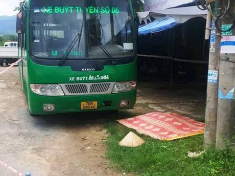 Clip 26 giây ghi lại cảnh thấy xe buýt trôi tự do, phụ xe xả thân ngăn chặn và tử vong thương tâm