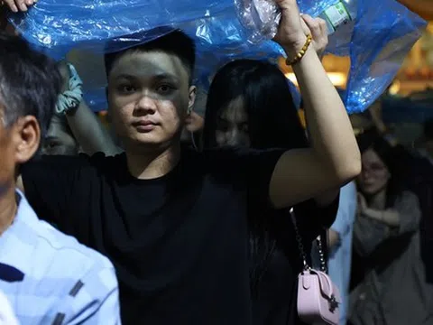 Cảnh tượng chật kín người xếp hàng từ sáng sớm đến đêm khuya để chiêm bái xá lợi Phật tại chùa Quán Sứ gây kinh ngạc
