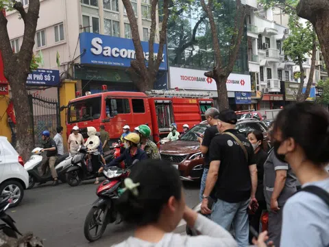Hà Nội: Cháy nhà hàng nướng ở phố Phan Đình Phùng, lửa và khói bốc nghi ngút từ tầng 5