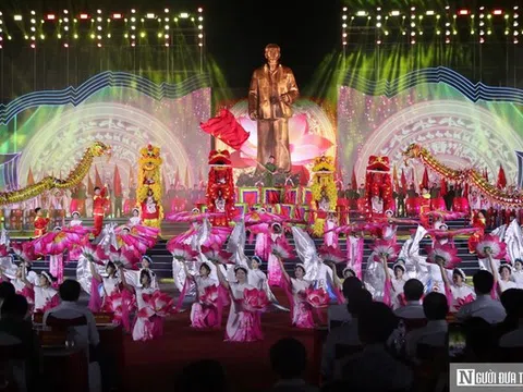 Hàng ngàn người dân xúc động trước chương trình nghệ thuật “Tượng đài trong muôn triệu trái tim”