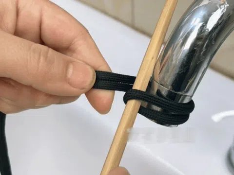Dùng 1 sợi dây + 1 chiếc đũa, tôi "cứu nguy" cho vòi nước, tiết kiệm cả trăm nghìn!