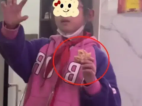 Bức ảnh ăn bánh Hamburger của 1 đứa trẻ khiến cõi mạng "dậy sóng": Vì điều gì mà người mẹ bị chỉ trích thiếu trách nhiệm?