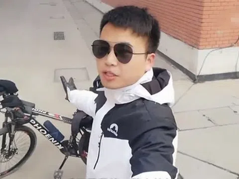 Thông báo họp lớp nhưng không ai rep, "lớp trưởng của năm" đích thân đạp xe 1500km, đến thăm nhà từng thành viên trong lớp