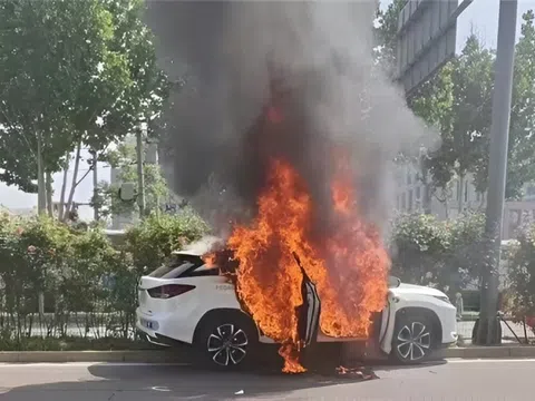 Xe tự lái ở Trung Quốc đang đi thì phát hỏa rồi cháy rụi
