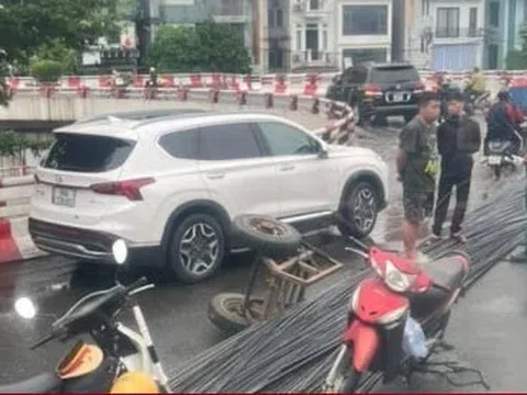 Xe tự chế làm rơi bó sắt dài 12m, cầu Chương Dương ùn ứ kéo dài