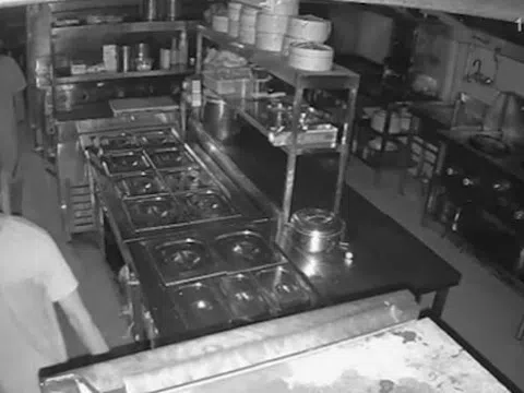 Đột nhập cửa hàng bánh kẹo, 2 tên trộm có hành động khiến nhiều người sốc nặng