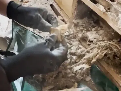 Kinh hãi phát hiện xương, răng người trong tường khi sửa nhà
