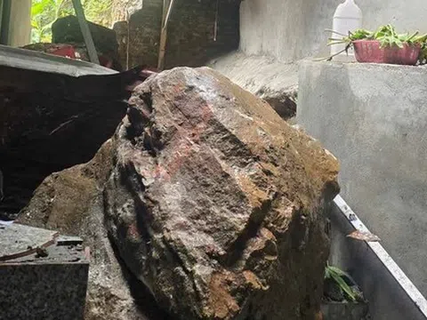 VIDEO: Nhiều tảng đá từ trên núi cao lăn xuống khu dân cư sau tiếng nổ lớn
