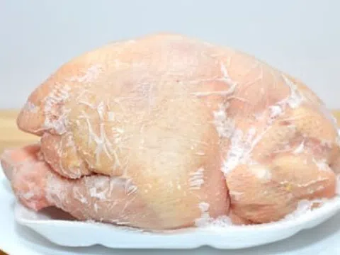 Cách rã đông gà nguyên con chuẩn để giữ hương vị