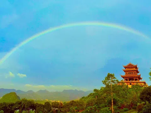 Cầu vồng xuất hiện ở chùa Tam Chúc, nơi đang tôn trí xá lợi Phật