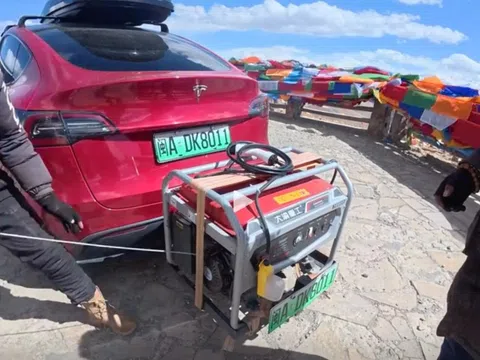 Lo không có trạm sạc, chủ xe Tesla 'độ' luôn máy phát điện